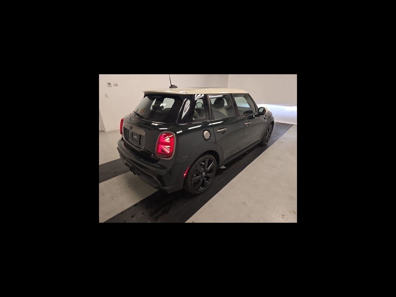 2023 MINI HARDTOP 4 DOOR Iconic