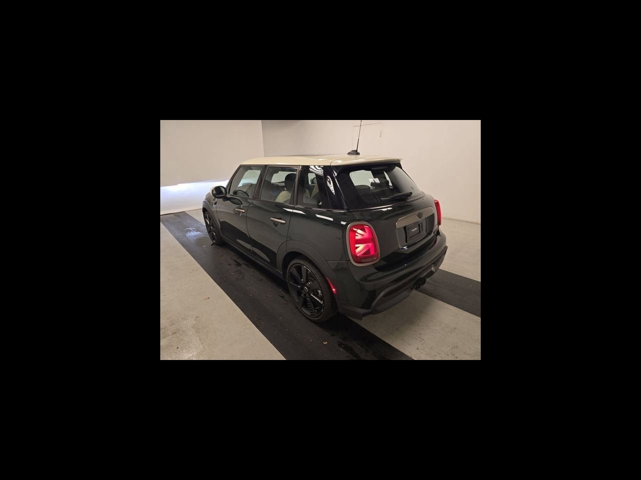 2023 MINI HARDTOP 4 DOOR Iconic