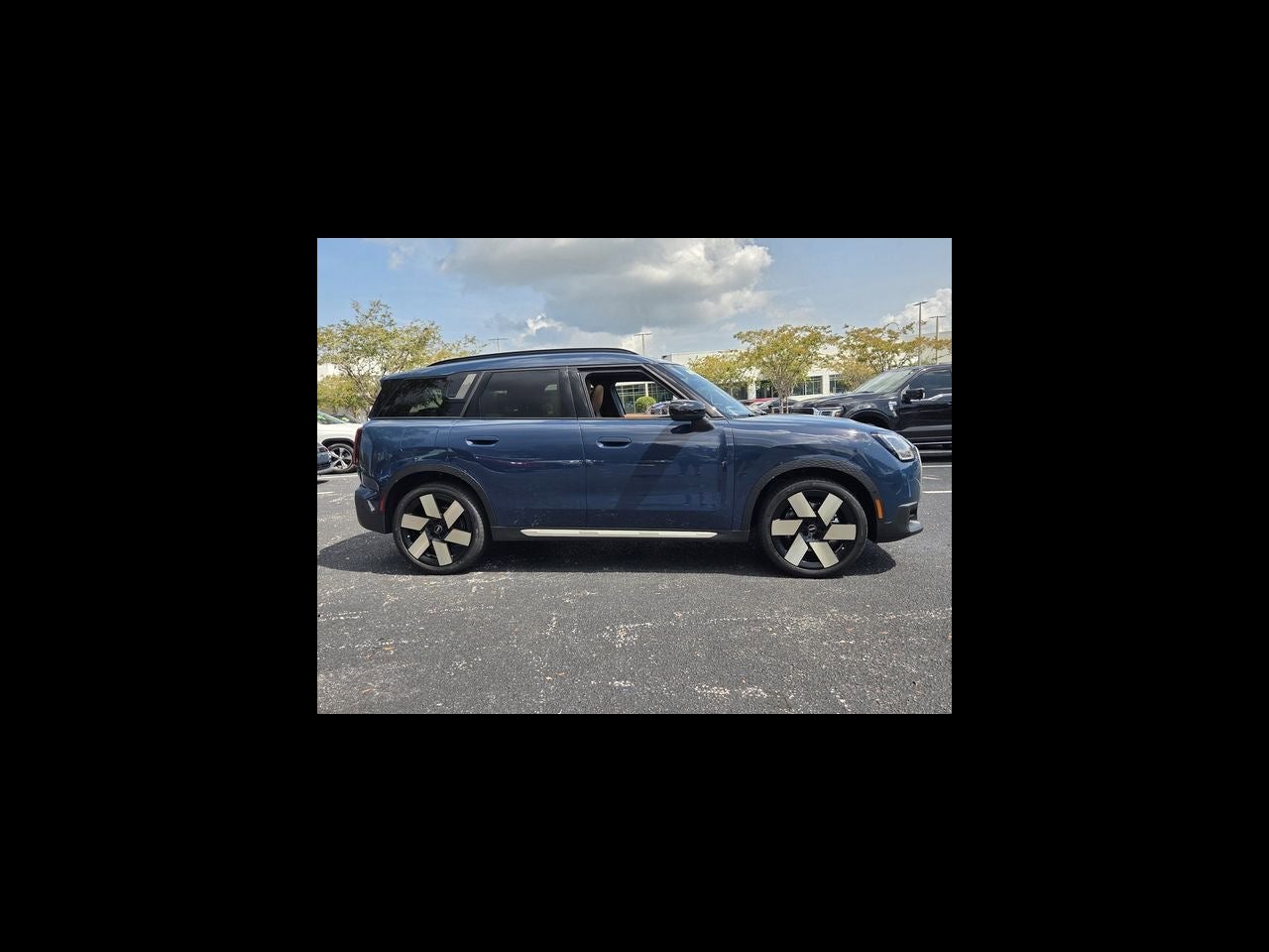 2027 MINI COUNTRYMAN ICONIC