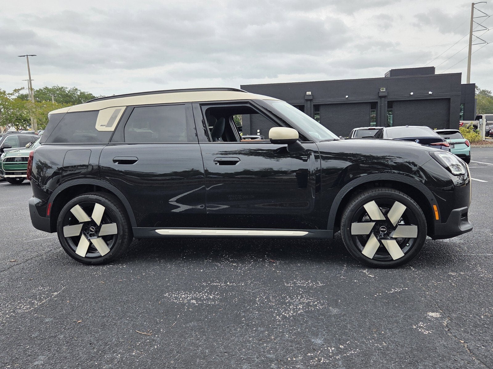 2027 MINI COUNTRYMAN ICONIC