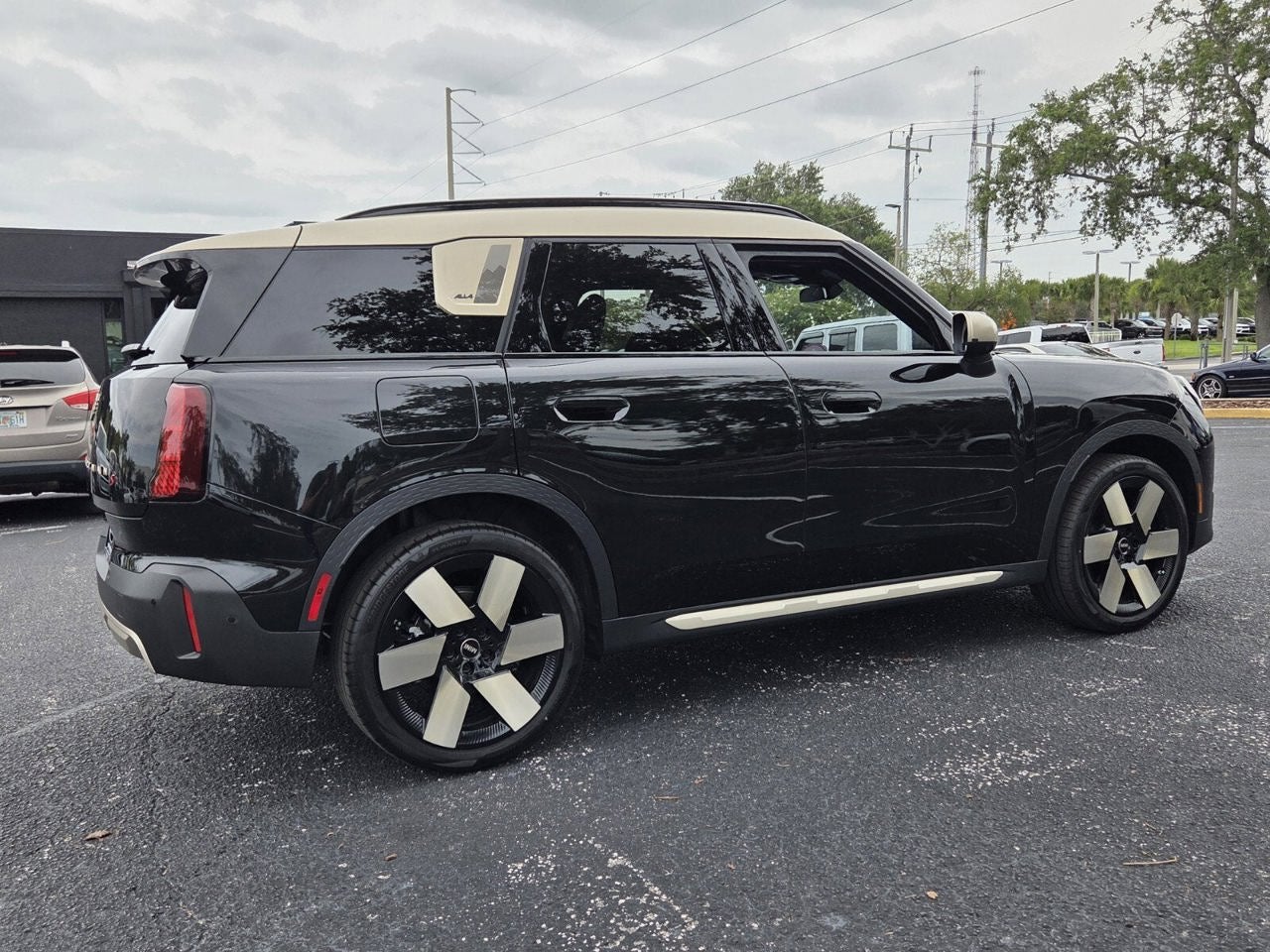 2027 MINI COUNTRYMAN ICONIC