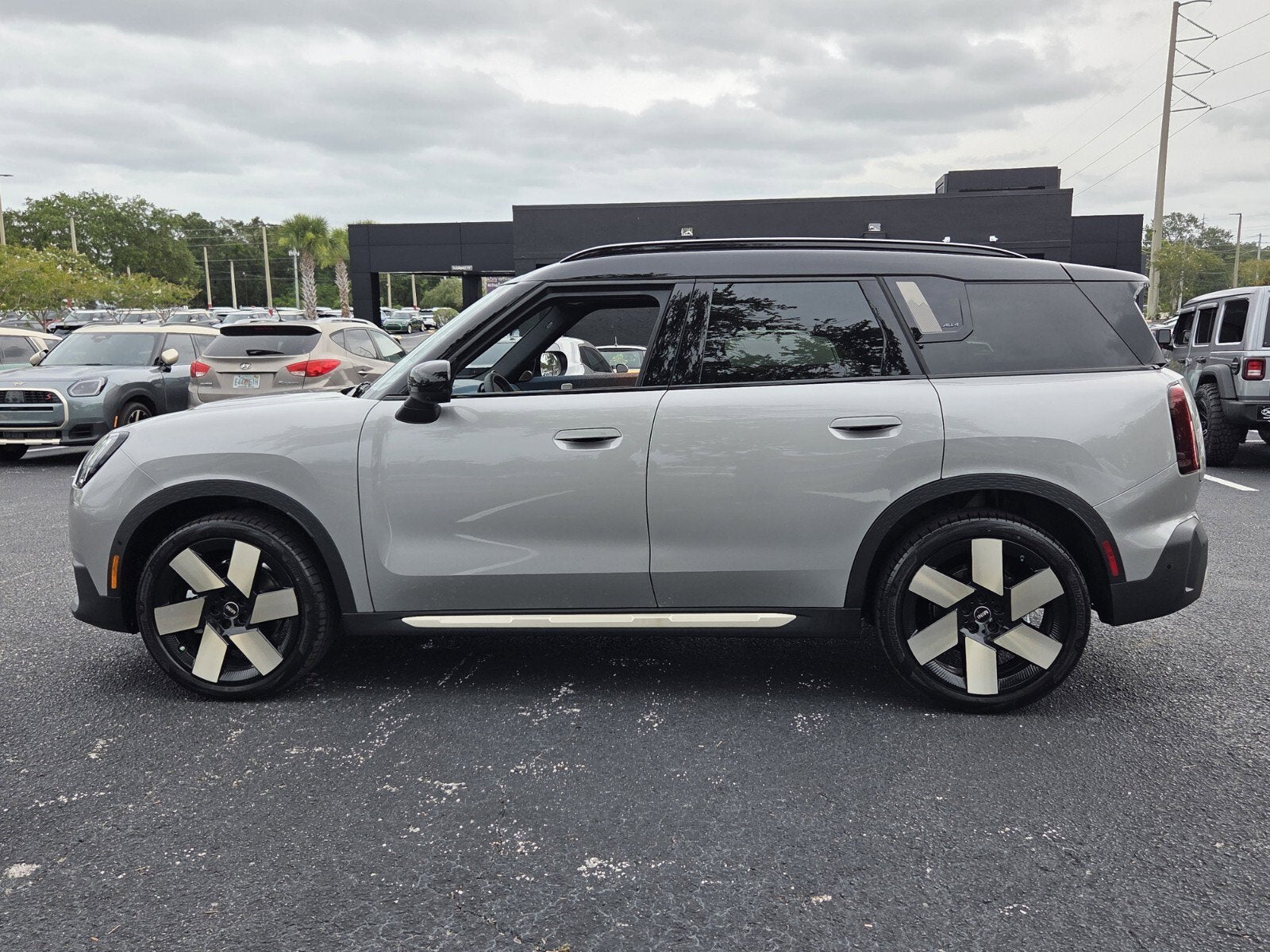 2027 MINI COUNTRYMAN ICONIC
