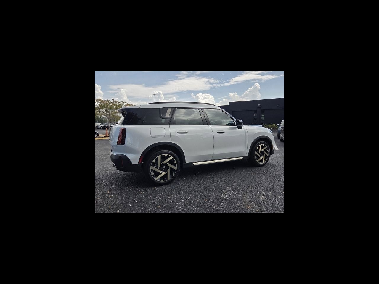 2027 MINI COUNTRYMAN SIGNATURE PLUS