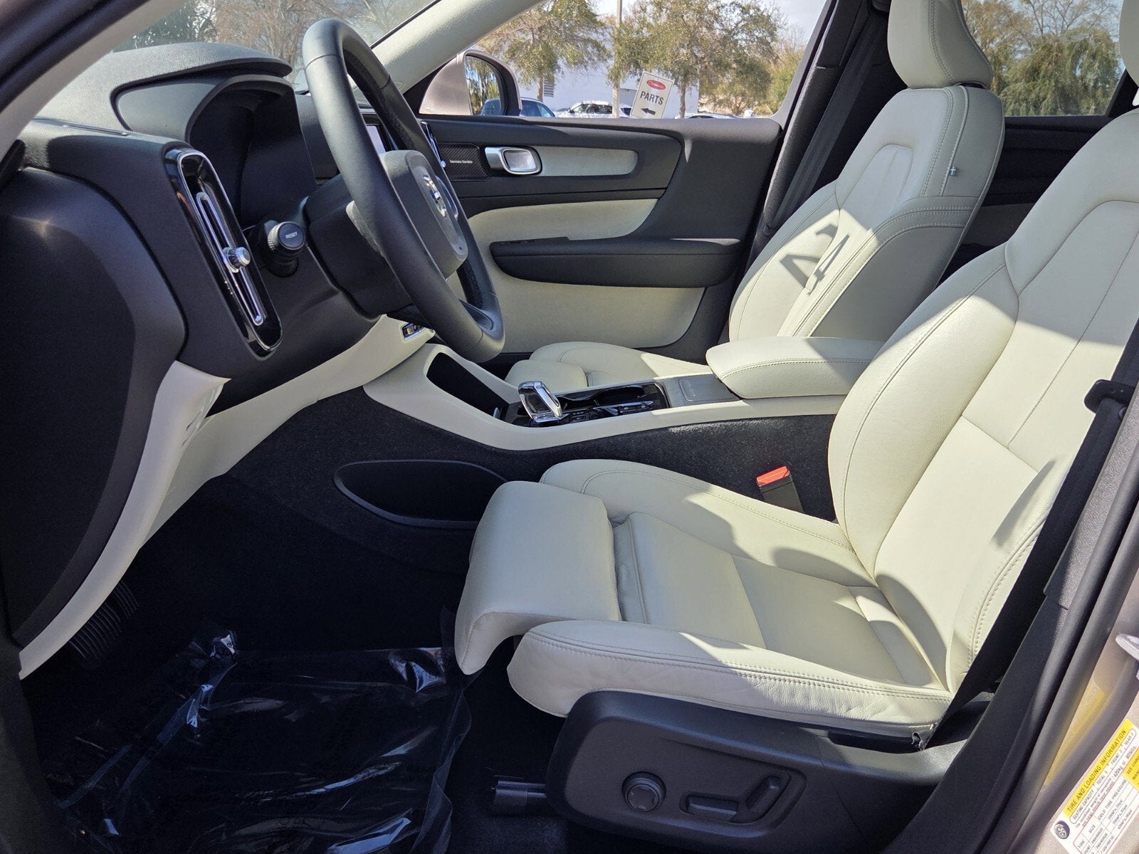 2024 Volvo XC40 Ultimate Bright Theme