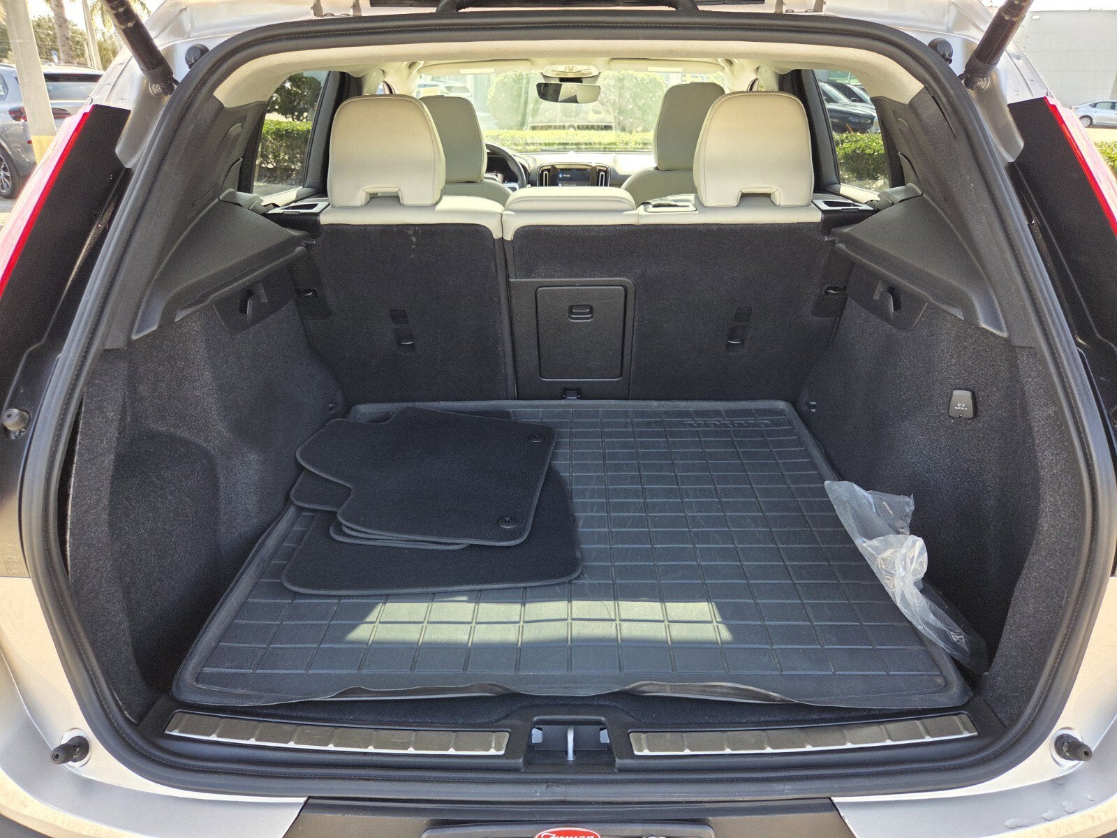 2024 Volvo XC40 Ultimate Bright Theme