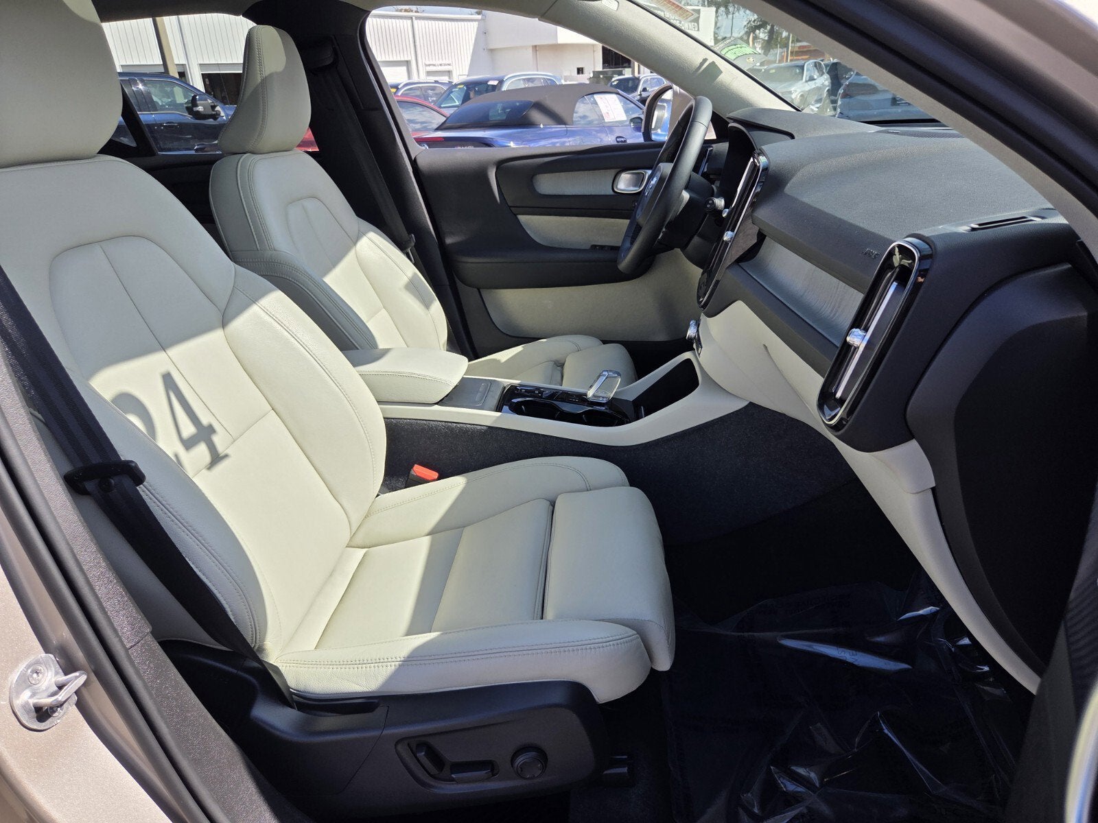 2024 Volvo XC40 Ultimate Bright Theme