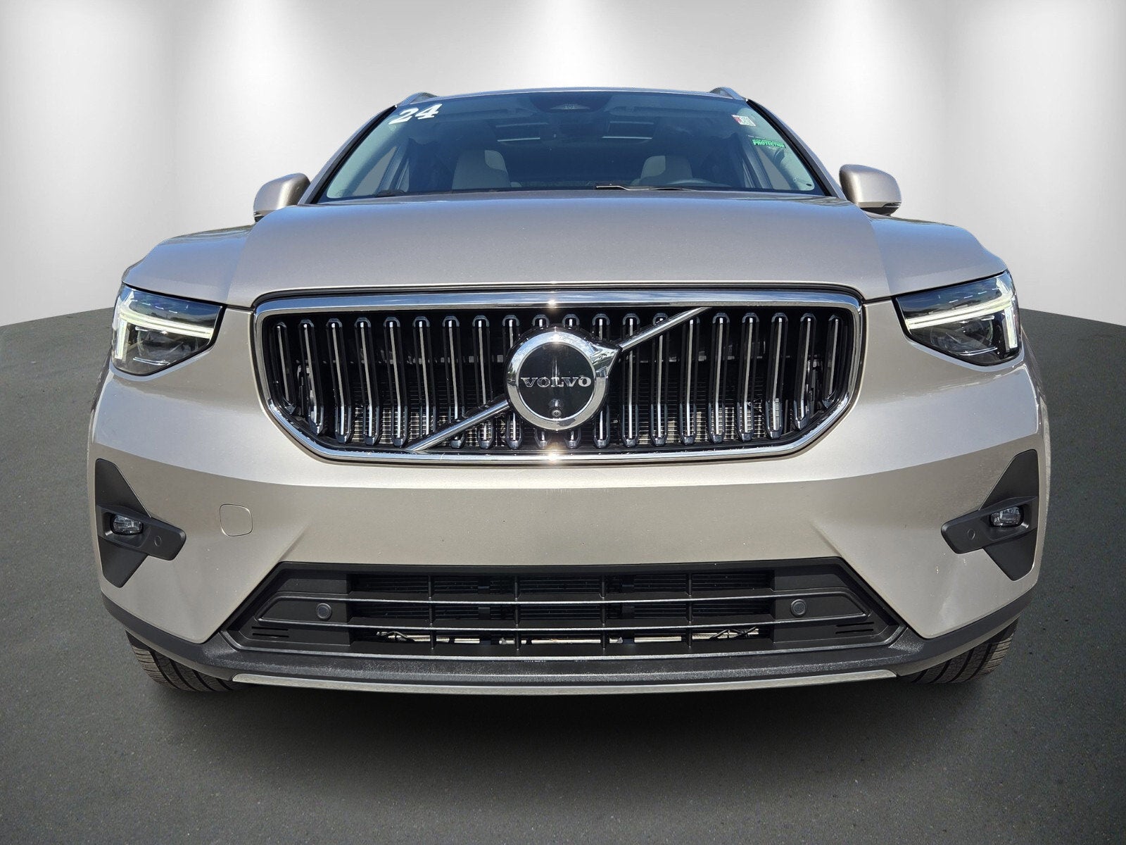 2024 Volvo XC40 Ultimate Bright Theme
