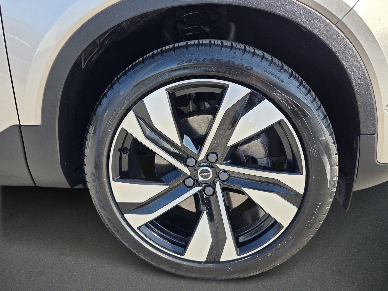 2024 Volvo XC40 Ultimate Bright Theme