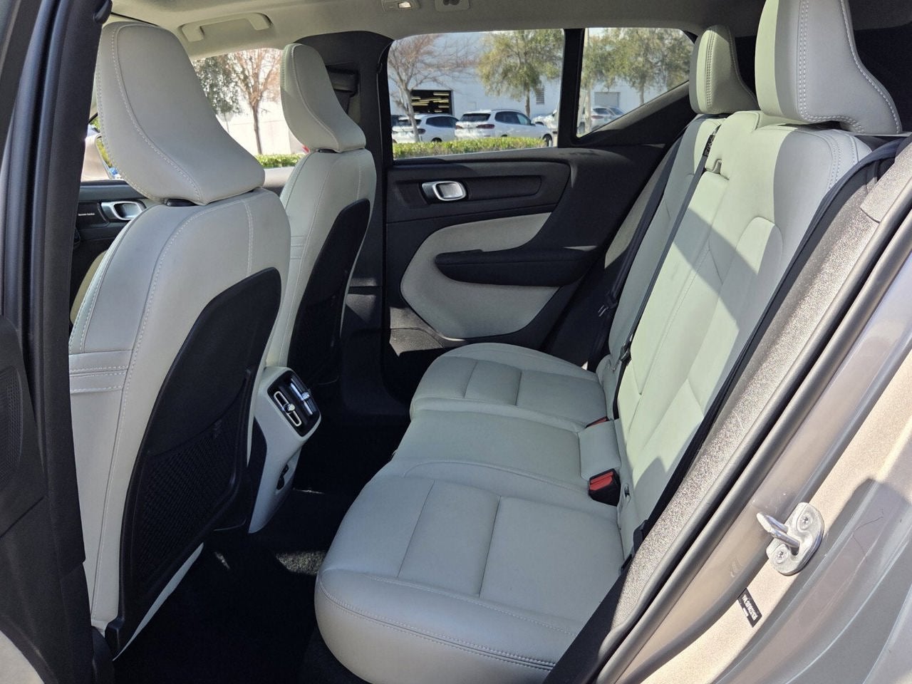 2024 Volvo XC40 Ultimate Bright Theme