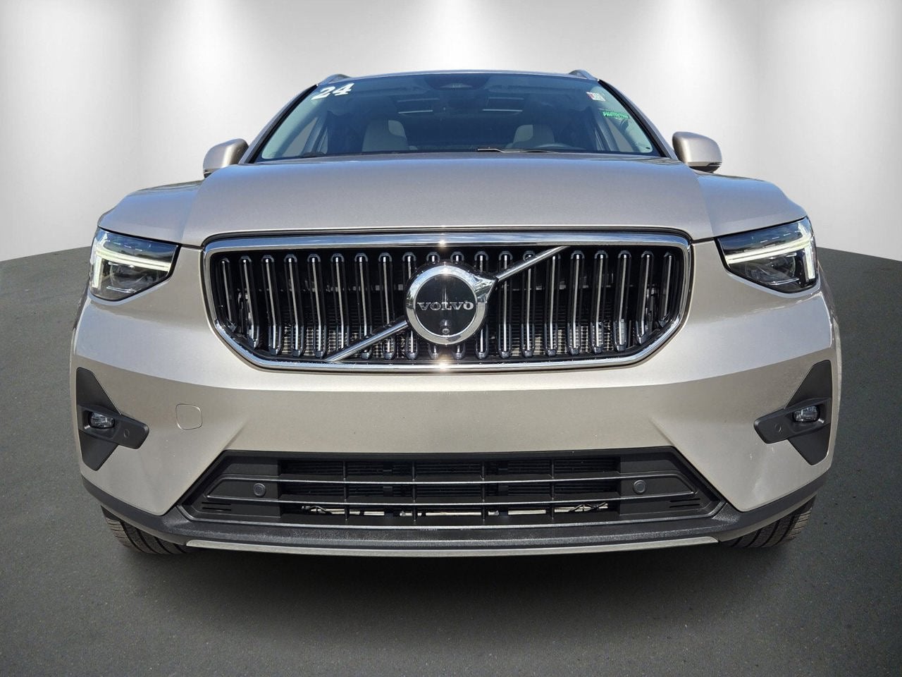 2024 Volvo XC40 Ultimate Bright Theme