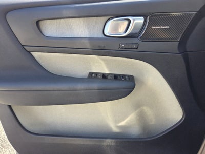 2024 Volvo XC40 Ultimate Bright Theme