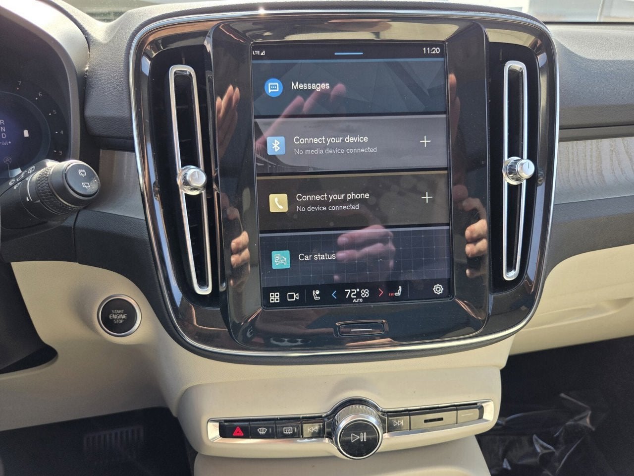 2024 Volvo XC40 Ultimate Bright Theme