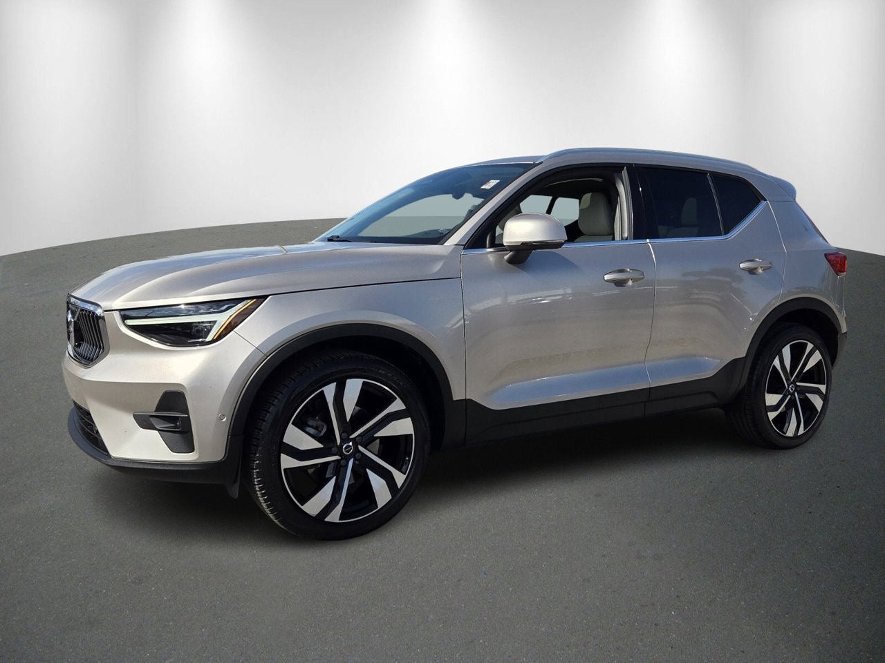 2024 Volvo XC40 Ultimate Bright Theme