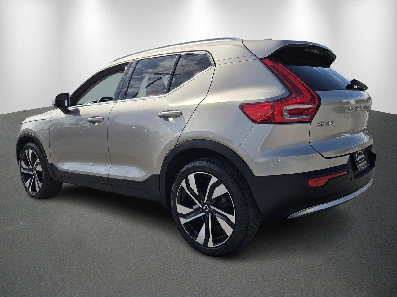 2024 Volvo XC40 Ultimate Bright Theme