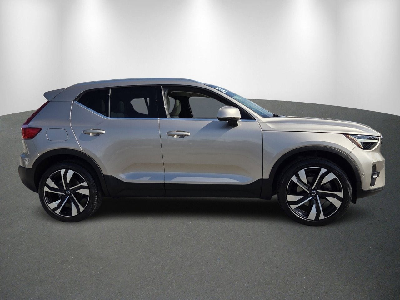 2024 Volvo XC40 Ultimate Bright Theme