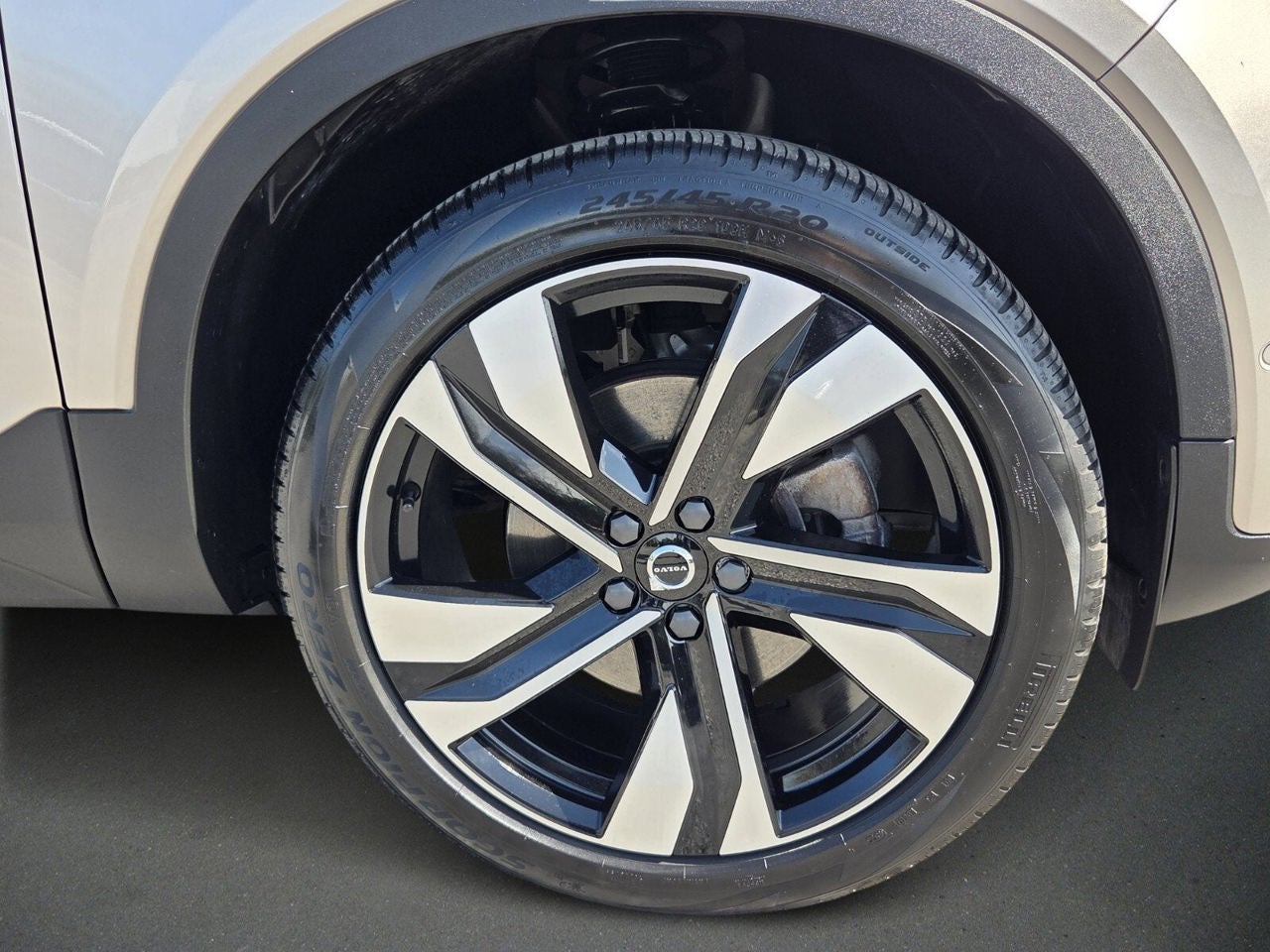 2024 Volvo XC40 Ultimate Bright Theme