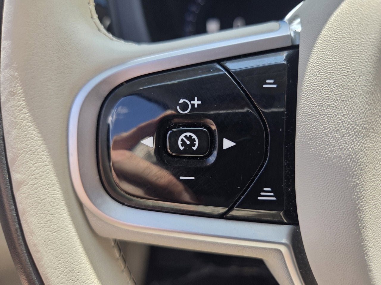 2025 Volvo XC60 Plus