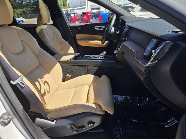 2025 Volvo XC60 B5 Ultra
